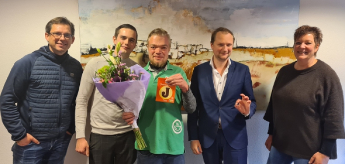 "Op de foto staan Remco Feith, Iordi Bosch, Jasper, Sjoerd Wannet en Irma Timmermans. Jasper met een grote bos bloemen."